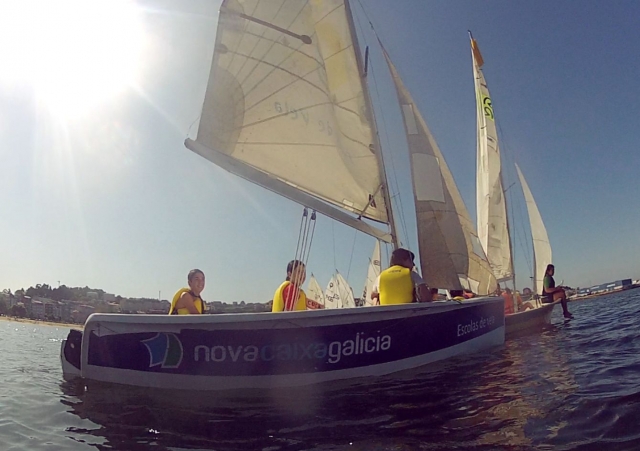 Alumnos navegando a vela